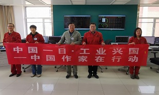 作家張一龍?jiān)谏轿鏖L治長子縣變電站采訪