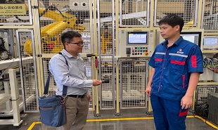 廣西作家參加“中國一日?工業(yè)興國”活動(dòng)