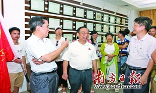 作家林迎采訪永光刀剪集團(tuán)董事長張銳宗