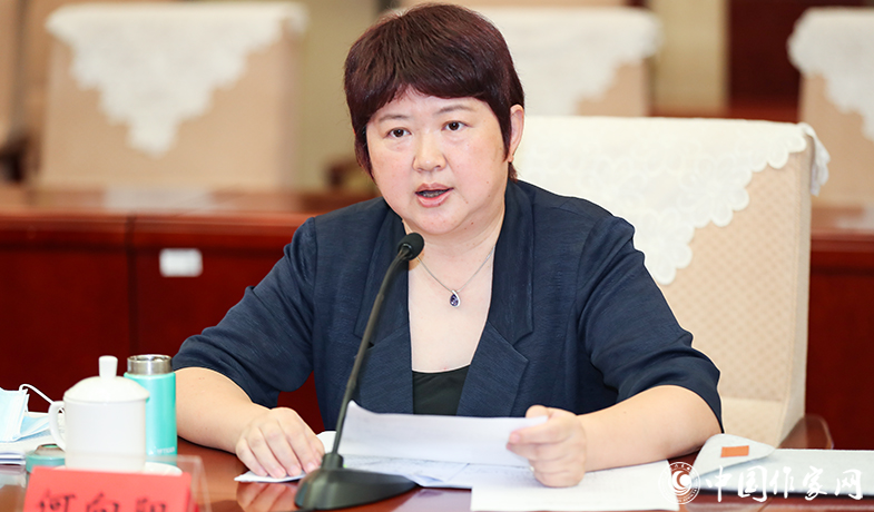 評獎辦公室主任何向陽作關于參評作品申報公示、評委分組等情況的說明