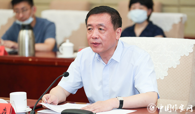 中國作協(xié)黨組書記、副主席張宏森出席會議并講話