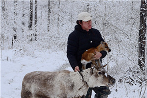 小說：獲獎作品《馴鹿六季》作者：格日勒其木格·黑鶴         獲獎感言　　人們向往荒野，努力回歸自然。這種向往并非僅僅是因為荒野地域上的遼闊，那些進入荒野的人驚訝地發(fā)現(xiàn)，其實人類的一部分一直生活在荒野中，并未進入城市。外來的人們第一次意識到世界上竟然存在這樣一種生活方式，人類可以在不改變自然環(huán)境的前提下與周圍的環(huán)境和其他的生命和諧共處。