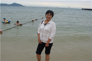 小說：獲獎作品《上學謠》作者：胡永紅         獲獎感言　　《上學謠》是我的第二部作品，故事來源于真實的新聞事件，水仙阿嬤的原型是懷集下帥壯族自治鄉(xiāng)廖月明婆婆、火龍的原型是廖婆婆的孫子蒙偉。小說講述了壯鄉(xiāng)少年火龍幼年失去雙親，與奶奶水仙阿嬤相依為命，艱難求生，幸而獲政府資助得以完成學業(yè)，并最終反哺故鄉(xiāng)的故事。