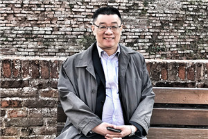 小說：獲獎作品《有鴿子的夏天》作者：劉海棲          獲獎感言　　我見證和經(jīng)歷了整個新時期中國童書和兒童文學的發(fā)展，經(jīng)過幾代人不懈的努力，一步步走到今天，我由衷地為兒童文學的繁榮而振奮，為親身參與其中而自豪。這是一個美妙的行程，前輩和同輩作家的光芒在前面引導著我，年輕作家像風一樣在后面驅動著我，編輯的目光又溫暖和呵護著我。