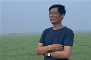 小說：獲獎作品《陳土豆的紅燈籠》作者：謝華良          獲獎感言　　我的文學創(chuàng)作，一直沒有離開家鄉(xiāng)，沒有離開家鄉(xiāng)那片土地。多年以來，我始終想寫一個鄉(xiāng)村好男孩，他的模樣、性格和身世都與土豆相像。這個男孩與我的童年有關，與家鄉(xiāng)那片土地上的世道人心有關，與當下少年兒童的成長有關……當我把“土豆”這個名字送給他，他馬上還我一個“偷著樂”的表情。