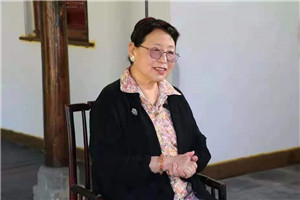 小說：獲獎作品《耗子大爺起晚了》作者：葉廣芩         獲獎感言　　在走了不少路，吃了不少飯，寫了大半輩子“風也蕭蕭，雨也瀟瀟”一類的滄桑文字之后，我的筆端竟然停留在“上燈臺偷油吃”的小耗子身上，回到了兒時居住過的頤和園，跟小孩子們有了一場親切對話。這實在是出乎預料的事情，細想?yún)s也在預料之中：人生就好比一個圓，轉哪轉的，轉著轉著首和尾兩頭就連上了，太自然不過。