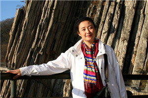 詩歌：獲獎作品《我和毛毛》作者：藍藍         獲獎感言　　時間是人類的悲傷之源，復活逝去的時間，大概是所有人的夢想。在一個年過半百之人身上，復活一個曾經(jīng)的孩子，那樣的時刻，就是寫童詩和童話的時刻。我深深知道，復原童年記憶并非是回到時間的河流之中，沒有人能做到這樣的事情——而是用灼熱的心解凍那些被遺忘冰封的瞬間，將它們變成一個個節(jié)日，變成讓時間消失的存在，沒有過去和未來，只有無限的此刻與現(xiàn)在。