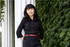 童話：獲獎作品《慢小孩》作者：遲慧         獲獎感言　　我的童話創(chuàng)作是兒子鐵蛋開啟的，第一部童話作品是我們親子互動的結果。我在完全不知情、毫無準備的情形下走上了兒童文學創(chuàng)作的道路。童話闖進了我的生活，它讓我看到了不一樣的人生風景，我像個好奇的孩子，打量著新風景。有時候會有這樣的感覺：這些作品不是由我創(chuàng)作，而是在途中等待與我相遇，我就是這樣與慢小孩相遇的。我們的相遇并非偶然，因為我就是曾經(jīng)的慢小孩。