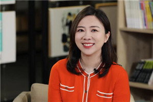 童話：獲獎作品《永遠玩具店》作者：葛競         獲獎感言　　小時候，我是個愛讀童話的孩子。家里書柜中裝的都是童話書，日記本上寫了很多自己想象出來的小童話。童話的幻想最自由任性，最變化無窮，它可以潛入深海，可以飛上天空，也可以從每個人的心靈里生長出來。童話讓你和兒時的自己對話；讓想象的香氣彌漫開來，給現(xiàn)實打開一道透氣的窗；讓你在奇幻世界里發(fā)現(xiàn)另一個自己，也許那才是最真實的你。