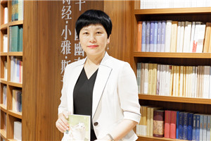 童話：獲獎作品《南村傳奇》作者：湯素蘭         獲獎感言　　這部作品由四個看似獨立，實則緊密相聯(lián)的故事組成。這四個故事分別是“舍身石”“少年與蟒蛇”“狐貍女婿”“丁婆婆”。這些故事是逐漸來到我的腦子里的。一些微小的種子，在多年前無意之間種下，多年以后，變成了靈感的火花。我想這就是寫作的迷人之處，也是寫作的神奇之處。