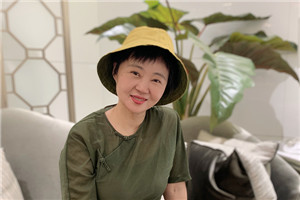 童話：獲獎作品《小翅膀》作者：周曉楓         獲獎感言　　此前我只寫散文，直到創(chuàng)作自己的第一個童話《小翅膀》——我偶然而意外地，從散文寫作者瞬間變成了兒童文學作家。這個過程，迅速得連我自己都覺得陌生和詫異。更讓我驚喜的是《小翅膀》受到的鼓勵，謝謝那些支持我的讀者們。