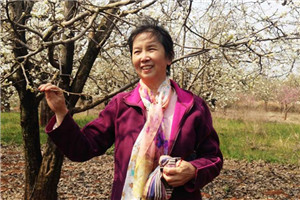 散文：獲獎作品《好想長成一棵樹》作者：湘女         獲獎感言　　我在湖南湘江邊出生，在云南紅河邊長大。我生活的這個地方位于云南南部哀牢山區(qū)，全名叫“紅河哈尼族彝族自治州”。在我的成長歷程中，所有對于生命、生活及至對于人生的啟迪，都源自這片自然純粹、萬物有靈的土地。我在這里聆聽花開花落，在這里遙看日出日落；我在哀牢山間穿行，認識著無邊無際的樹……