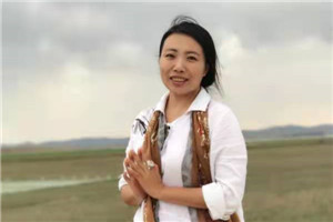 幼兒文學：獲獎作品《小小小世界》作者：黃宇         獲獎感言　　《小小小世界》就是我家小屁孩的世界，也是無數(shù)小屁孩的世界。有趣事、煩惱事、奇妙事……這些零散瑣碎、天然童真的小事件，表面看是孩子無心之舉，卻在與大人世界的碰撞中綻放出“天使心”。我慢慢地“撿拾”，努力原汁原味地呈現(xiàn)孩子生活中本來的模樣，力求準確地表現(xiàn)這種鮮活的生命，從孩子的視角還原一個小小的世界，還原孩子真實的童年。