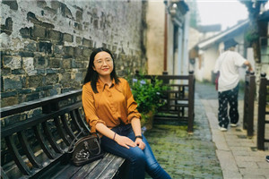 青年作者短篇佳作獎：獲獎作品《坐在石階上嘆氣的怪小孩》作者：徐瑾         獲獎感言　　我小時候很容易覺得委屈，上一刻還在快樂地追雞抓魚，下一刻又托著下巴唉聲嘆氣起來，被外人瞧見，多少覺得我有點“怪”，好事者還會指導一番，“你個小丫頭老嘆什么氣？小孩子要活潑點?！泵康竭@時候，我心里那些哼哼唧唧小人們，立刻會叉腰哇哇大合唱，“憑什么小孩子就不能有嘆氣，憑什么！”