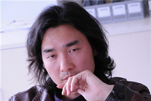 小說：獲獎作品《逐光的孩子》作者：舒輝波         獲獎感言　　我們都是這個時代洪流中的一滴水，有時代的體溫、節(jié)律和氣象，我們還要是屬于自己的那一滴水，不合眾囂，獨具我見。寫作時，影響無處不在，要在眾聲喧嘩之中尋找自己的腔調(diào)，不重復別人，更不重復自己，在不可能之中尋得可能。