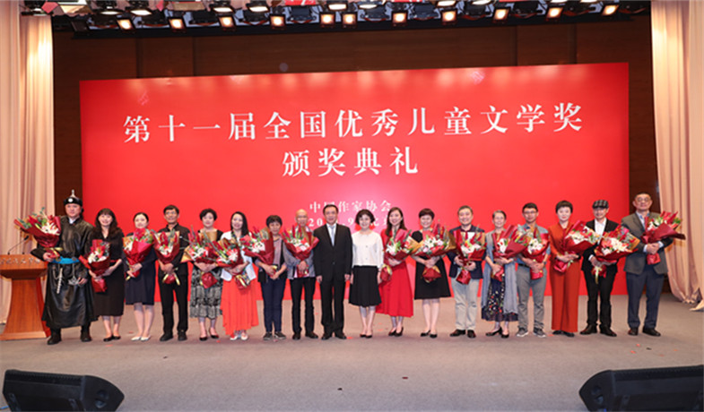 鐵凝、張宏森與獲獎作家合影