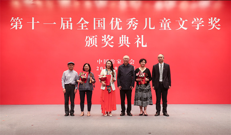 高洪波、吳義勤、梅子涵為詩歌、幼兒文學作品獲獎作家頒獎