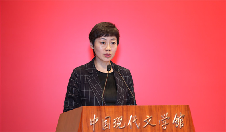 評委崔昕平宣讀獲獎詩歌、幼兒文學作品授獎辭