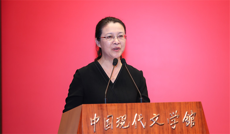 評委李利芳宣讀獲獎散文、科幻文學、青年作者短篇佳作獎作品授獎辭