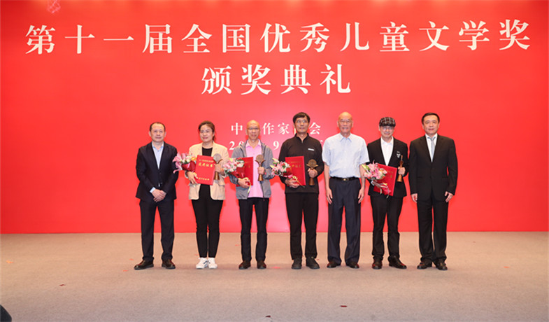 張宏森、海飛、朱自強為小說獲獎作家頒獎