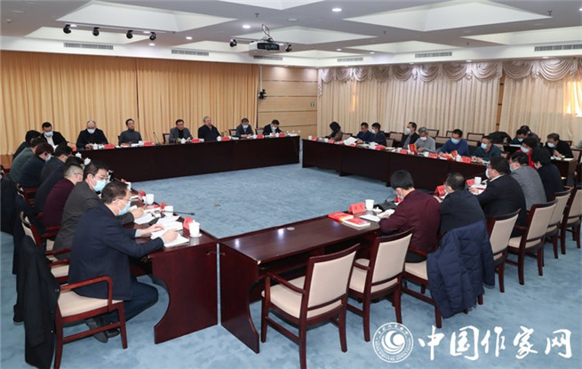 中國(guó)作協(xié)黨組理論學(xué)習(xí)中心組專題學(xué)習(xí)研討黨的十九屆六中全會(huì)精神