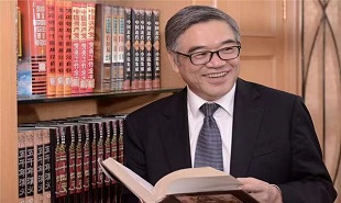 全國政協(xié)常委、副秘書長(zhǎng)，民進(jìn)中央副主席，中國陶行知研究會(huì)會(huì)長(zhǎng)朱永新
