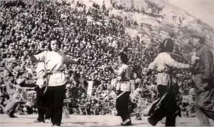 1943年，馬可為賀敬之詩(shī)《南泥灣》譜曲