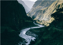 【輯二】東流去：河流想把我?guī)ё?我想把河水挽留河水的每個部分都在消逝，從過去流向未來/而一整條河流依然存在，屬于絕對的當下[詳細]