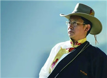 【阿　來】	張學(xué)昕丨《阿來的意義》；	梁　海丨《重讀<塵埃落定>：從“傻子”的形象說開去》。