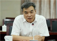 潘凱雄：別開生面的紅色敘事　　節(jié)奏上無論是快抑或是慢，其語言則是一如既往的優(yōu)雅、精準(zhǔn)和凝練……[詳細(xì)]