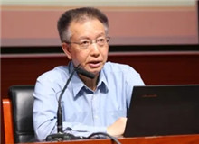 陳曉明：“紅色寫作”的藝術(shù)性思考　　小說在藝術(shù)上最顯著的特點(diǎn)是情節(jié)處理上的緊張性與緊湊性，這種諜戰(zhàn)敘事的寫作并非易事。[詳細(xì)]