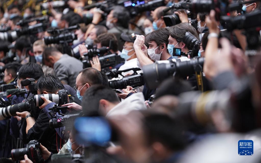 10月22日，中國共產(chǎn)黨第二十次全國代表大會(huì)閉幕會(huì)在北京人民大會(huì)堂舉行。這是記者在采訪拍攝。