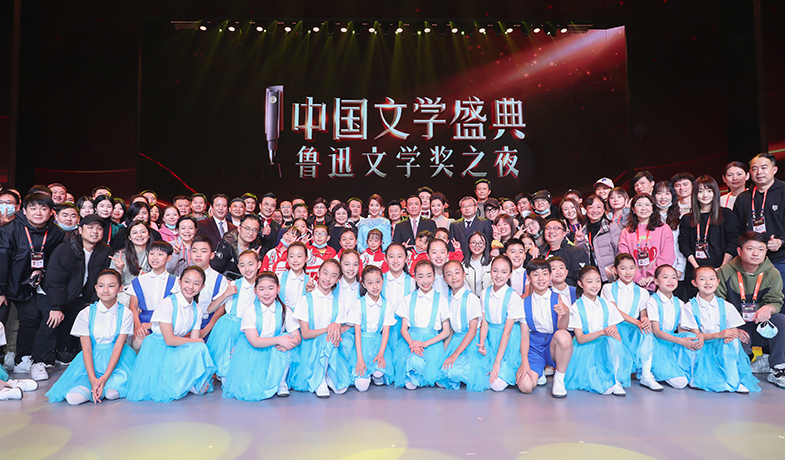 鐵凝、張宏森與演職人員合影留念