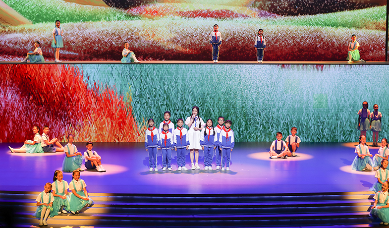 婁藝瀟、劉旖惟、李牧陽表演《大山里的小詩人》