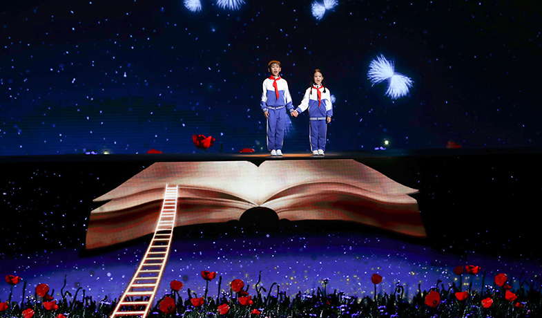 婁藝瀟、劉旖惟、李牧陽表演《大山里的小詩人》