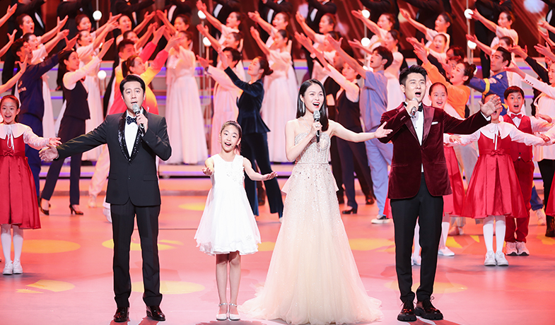 蔡國慶、龔爽、馬佳、田覓蜜演唱歌曲《新征程，我們一起遠航》