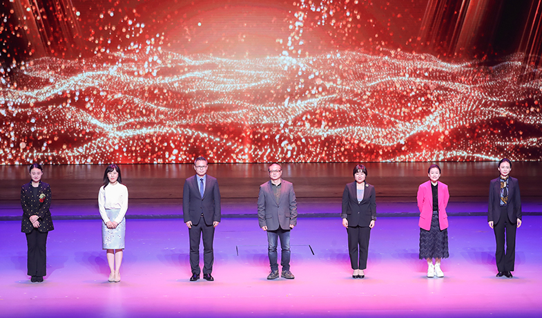 馬天牧、李亞梓、李偉長、李黎、吳越、季亞婭、趙萍代表責任編輯們上臺