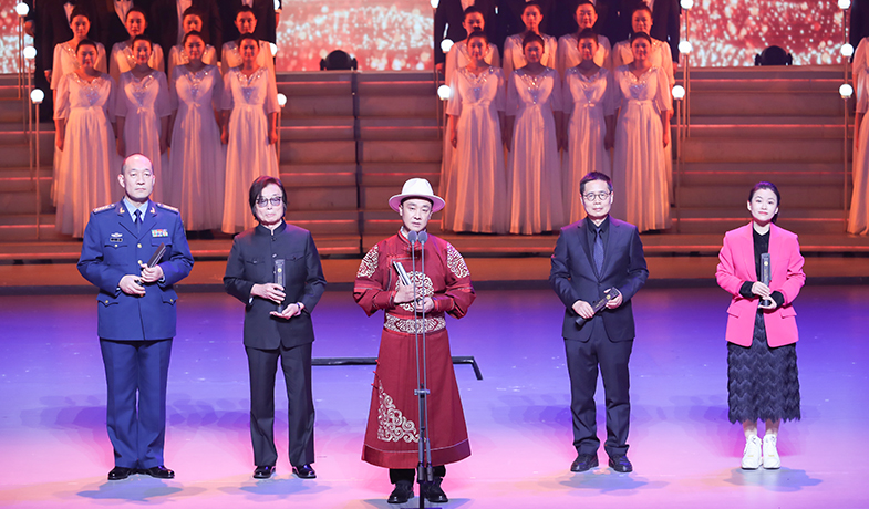 王凱、王松、索南才讓、艾偉、葛亮（季亞婭代領）（從左至右）領取中篇小說獎