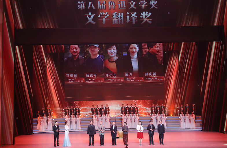 莫言、黃友義為獲獎作家頒獎