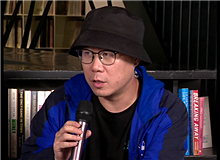 石一楓：“兵行險招”的小說　　笛安以前的小說，“我”經(jīng)常是個女孩，而這部小說雖然寫得很順，但是有其“兵行險招”之處。[詳細]