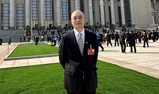 全國(guó)政協(xié)委員，中國(guó)作協(xié)黨組成員、副主席、書記處書記吳義勤