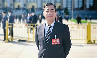 全國(guó)政協(xié)委員，中國(guó)作協(xié)主席團(tuán)委員，遼寧省作協(xié)黨組書記、主席滕貞甫