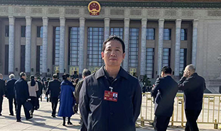 全國(guó)政協(xié)委員、北京十月文藝出版社總編輯韓敬群 