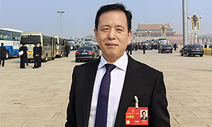 全國(guó)人大代表，中國(guó)作協(xié)黨組成員、副主席、書記處書記李敬澤