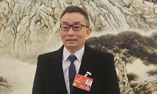 全國(guó)人大代表，廣西文聯(lián)主席、廣西作協(xié)主席田代琳