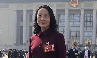 全國(guó)政協(xié)委員、天津市作協(xié)主席尹學(xué)蕓　