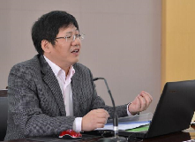 賀仲明：建構(gòu)以民間為中心的生命觀　　胡學(xué)文創(chuàng)造性地選取“傘狀結(jié)構(gòu)”，展開宋莊長達(dá)百余年的歷史畫卷。[詳細(xì)]