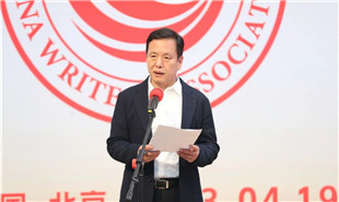 中國(guó)作協(xié)副主席、中國(guó)現(xiàn)代文學(xué)館館長(zhǎng)李敬澤主持“作家朋友，歡迎回家——?jiǎng)∽骷一顒?dòng)日”歡迎儀式