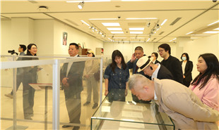 劇作家參觀現(xiàn)代作家書(shū)房展