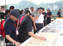 書寫山鄉(xiāng)巨變 攀登文學(xué)高峰而現(xiàn)今，這座湘西小村寨實現(xiàn)了蝶變。這既體現(xiàn)在村寨面貌的翻新，更體現(xiàn)在百姓的文化生活中……[詳細(xì)]